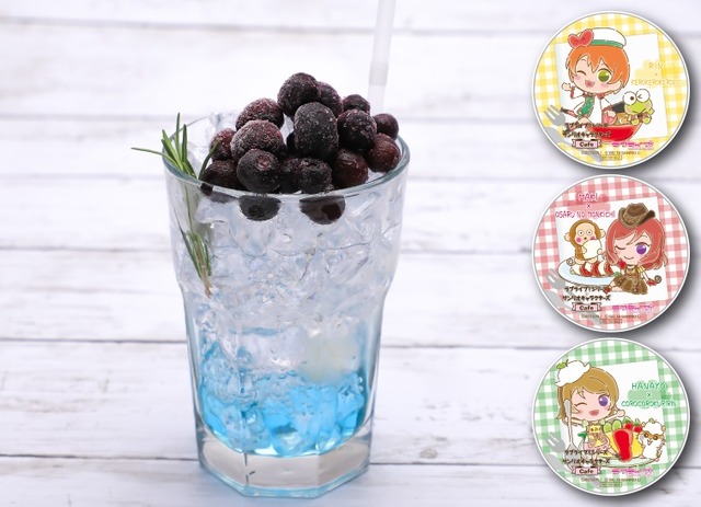 「ラブライブ！シリーズ×サンリオキャラクターズカフェ」『ブルーベリーたっぷり！ ラムネソーダ』 790 円（C）2013 PL! （C）2017 PL!S  （C）'76,'79,'84,'86,'88,'89,'92,'93,'96,'98,'01,'05,'12,'14,'19 SANRIO CO., LTD.
