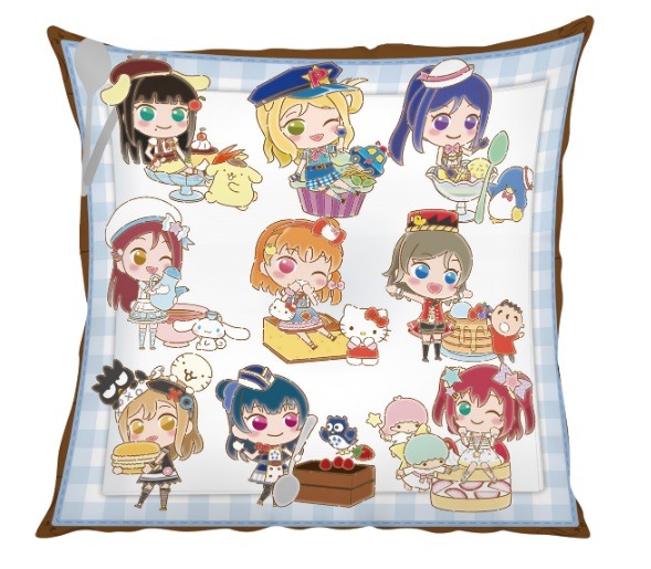 「ラブライブ！シリーズ×サンリオキャラクターズカフェ」クッションカバー（Aqours） 3,000 円 （C）2013 PL! （C）2017 PL!S  （C）'76,'79,'84,'86,'88,'89,'92,'93,'96,'98,'01,'05,'12,'14,'19 SANRIO CO., LTD.