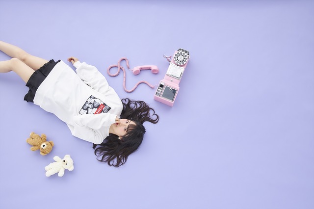 「HoneyCinnamon×小倉 唯 BIGスウェット」価格：各7,900円(税別)