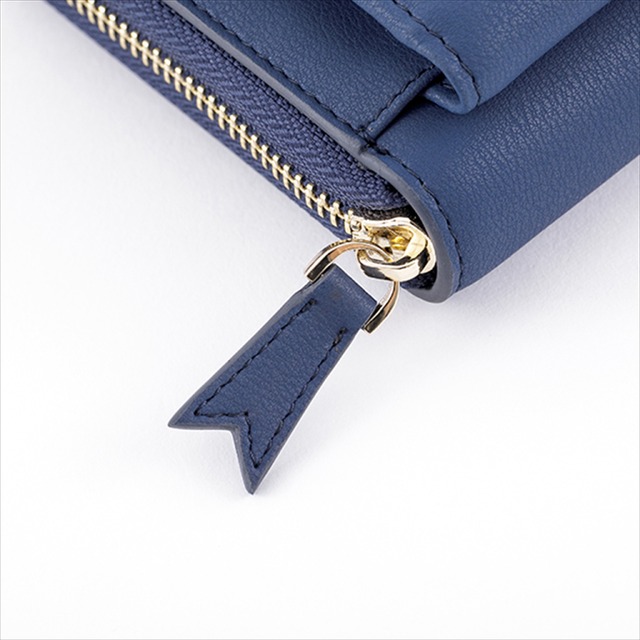 『文豪ストレイドッグス』コラボレーション■太宰治 モデルバッグ／12,800円（税別）（C）朝霧カフカ・春河35/ＫＡＤＯＫＡＷＡ/2019文豪ストレイドッグス製作委員会