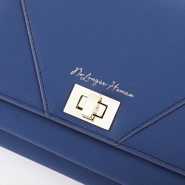 『文豪ストレイドッグス』コラボレーション■太宰治 モデルバッグ／12,800円（税別）（C）朝霧カフカ・春河35/ＫＡＤＯＫＡＷＡ/2019文豪ストレイドッグス製作委員会