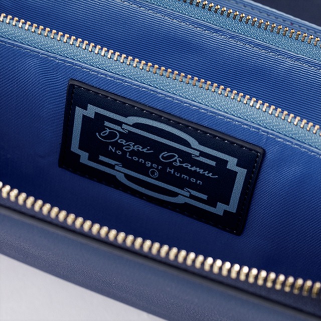 『文豪ストレイドッグス』コラボレーション■太宰治 モデルバッグ／12,800円（税別）（C）朝霧カフカ・春河35/ＫＡＤＯＫＡＷＡ/2019文豪ストレイドッグス製作委員会