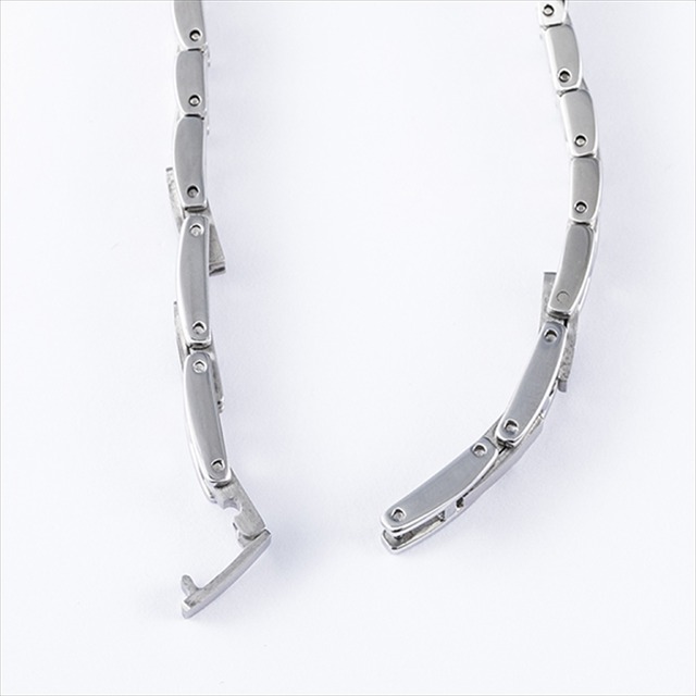 『文豪ストレイドッグス』コラボレーション■芥川龍之介 モデル腕時計／14,800円（税別）（C）朝霧カフカ・春河35/ＫＡＤＯＫＡＷＡ/2019文豪ストレイドッグス製作委員会