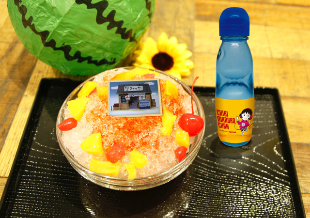 「ちびまる子ちゃん　×　TOWER RECORDS CAFE」みつやかき氷とまるちゃんラムネセット：1,300円（C）さくらプロダクション/日本アニメーション