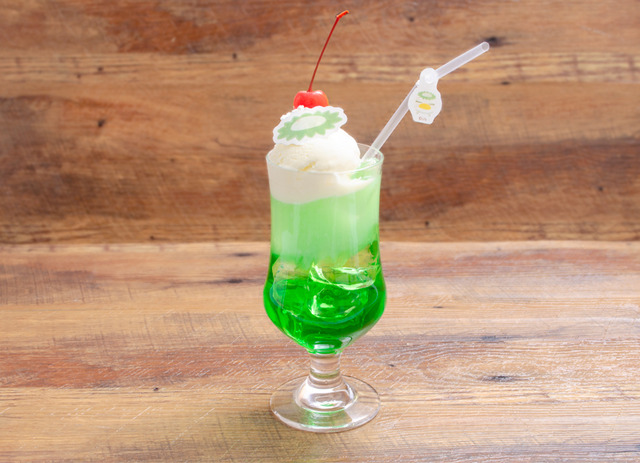「喫茶さらざんまい　デザインプロデュースドバイサンリオ」ケッピのクリームメロンソーダ　700円（C） イクニラッパー／シリコマンダーズ