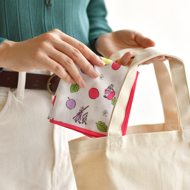 バンダナ（1,800円・税別／全3種）（C）2015-2019 DMM GAMES/Nitroplus（C）Inori kito