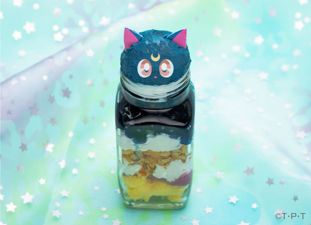 「セーラームーンカフェ2019」 ミニジャーパフェ　ルナ　890円（C）武内直子･ PNP ･東映アニメーション