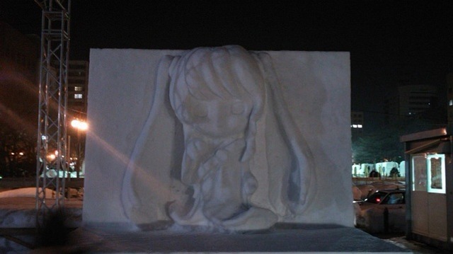 前回の「雪ミク」雪像