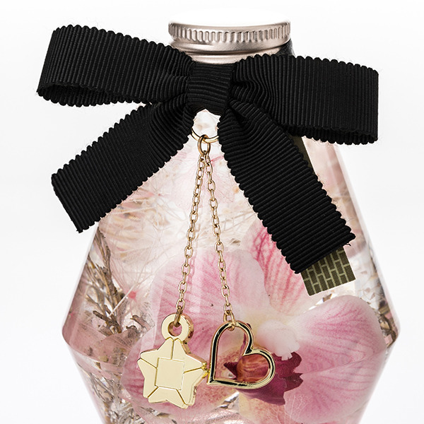 『名探偵コナン』コラボレーションハーバリウム「毛利蘭モデル」6,800円(税別)（C）青山剛昌／小学館・読売テレビ・TMS 1996