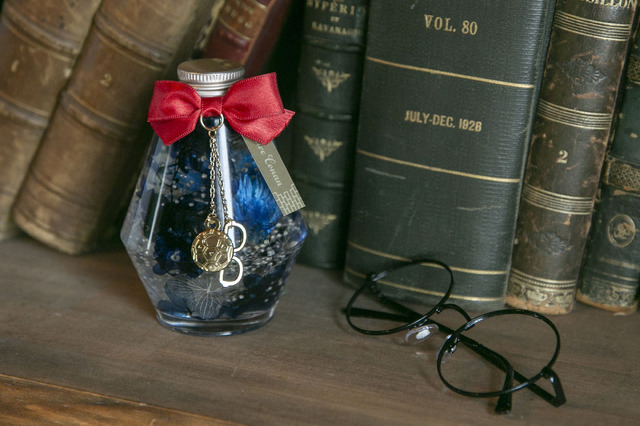 『名探偵コナン』コラボレーションハーバリウム「江戸川コナンモデル」6,800円(税別)（C）青山剛昌／小学館・読売テレビ・TMS 1996