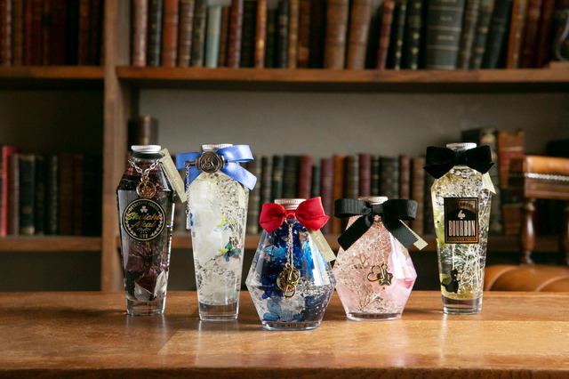 『名探偵コナン』コラボレーションハーバリウム　各6,800円(税別)（C）青山剛昌／小学館・読売テレビ・TMS 1996