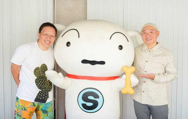 『SUPER SHIRO』写真左から霜山朋久、シロ、湯浅政明（C）臼井儀人／SUPER SHIRO製作委員会