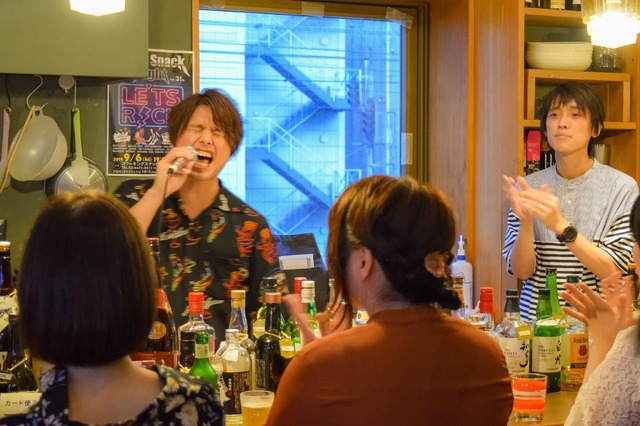 「スナックネヴァーランド」の模様