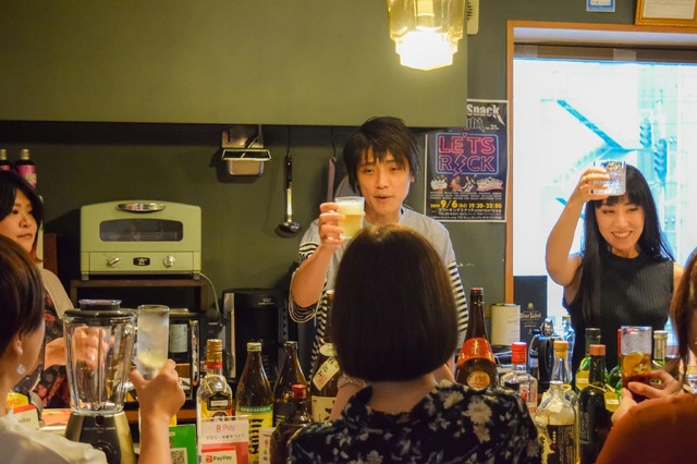 「スナックネヴァーランド」の模様