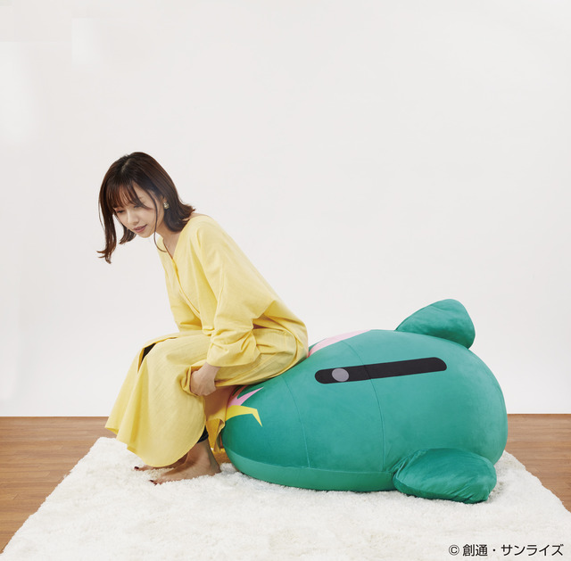 「ニュータイプもダメになるクッション【ララァ・スン専用モビルアーマー】」27,500円（税込／送料無料・手数料別途）（C）創通・サンライズ