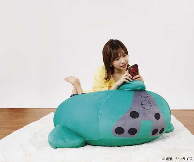 「ニュータイプもダメになるクッション【ララァ・スン専用モビルアーマー】」27,500円（税込／送料無料・手数料別途）（C）創通・サンライズ