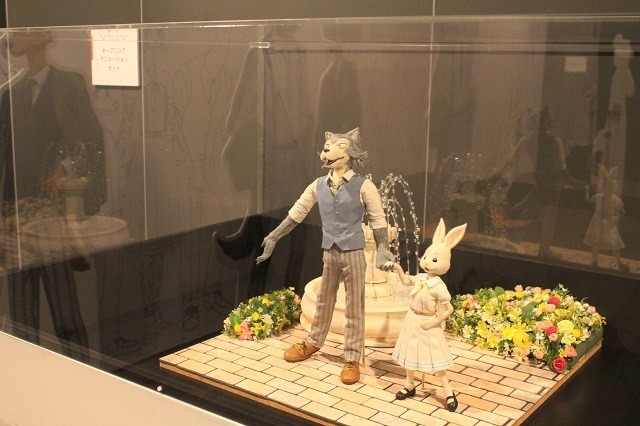 アニメ版の魅力に迫る「BEASTARS」展の見どころは？ OPのコマ撮りアニメで使われたレゴシ&ハル人形も【内覧レポ】