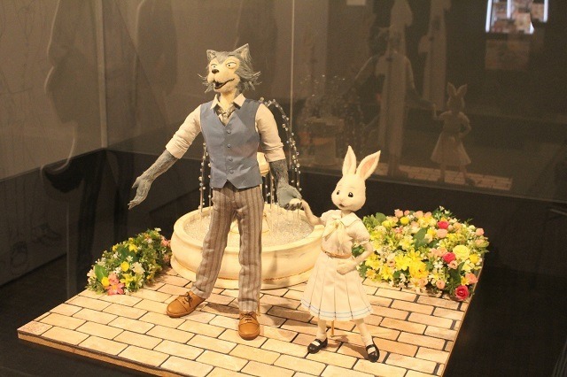 アニメ版の魅力に迫る「BEASTARS」展の見どころは？ OPのコマ撮りアニメで使われたレゴシ&ハル人形も【内覧レポ】