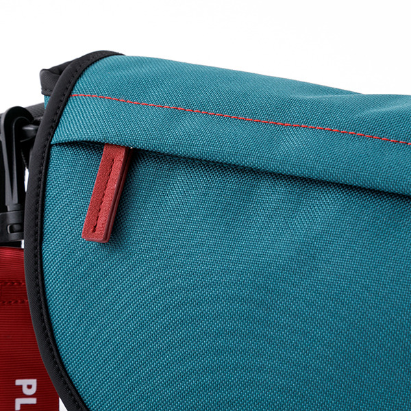 「緑谷出久モデルショルダーバッグ 」10,800円（税別）（C）堀越耕平／集英社・僕のヒーローアカデミア製作委員会