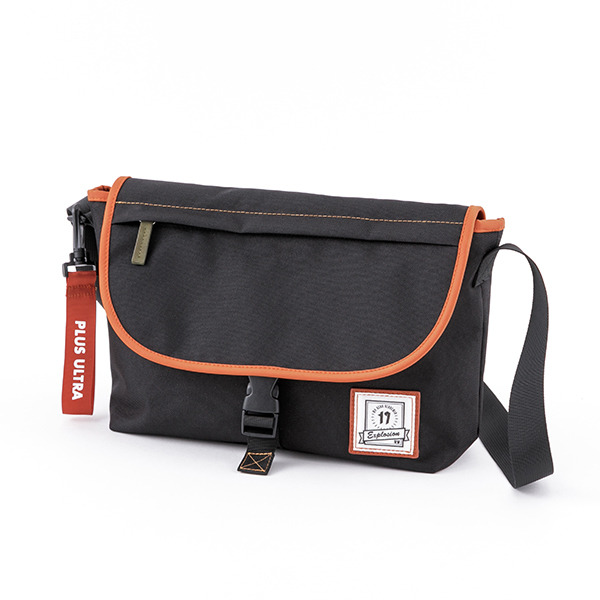 「爆豪勝己モデルショルダーバッグ 」10,800円（税別）（C）堀越耕平／集英社・僕のヒーローアカデミア製作委員会