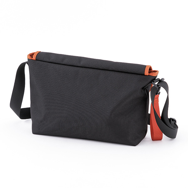 「爆豪勝己モデルショルダーバッグ 」10,800円（税別）（C）堀越耕平／集英社・僕のヒーローアカデミア製作委員会