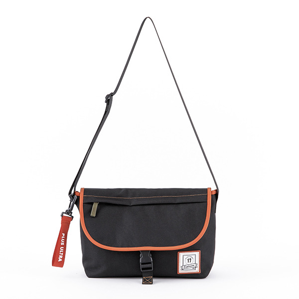 「爆豪勝己モデルショルダーバッグ 」10,800円（税別）（C）堀越耕平／集英社・僕のヒーローアカデミア製作委員会