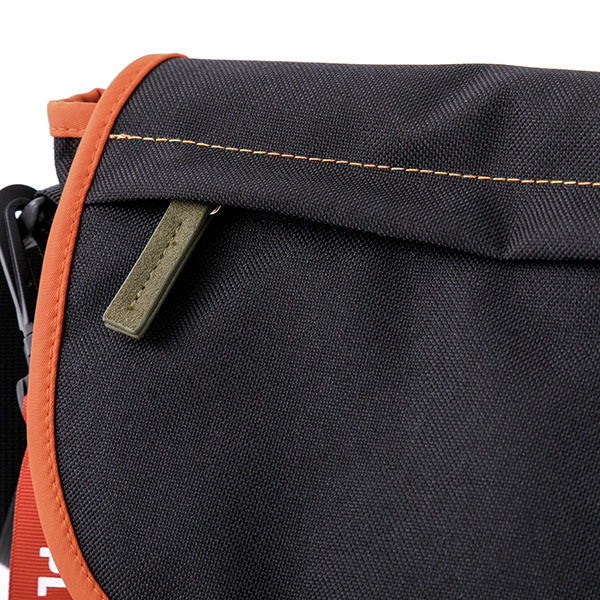 「爆豪勝己モデルショルダーバッグ 」10,800円（税別）（C）堀越耕平／集英社・僕のヒーローアカデミア製作委員会