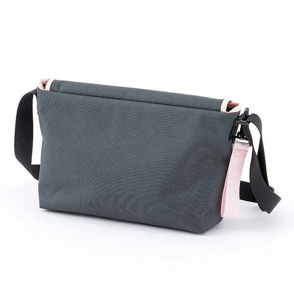 「麗日お茶子モデルショルダーバッグ 」10,800円（税別）（C）堀越耕平／集英社・僕のヒーローアカデミア製作委員会