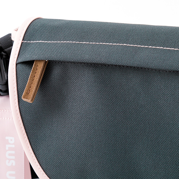 「麗日お茶子モデルショルダーバッグ 」10,800円（税別）（C）堀越耕平／集英社・僕のヒーローアカデミア製作委員会