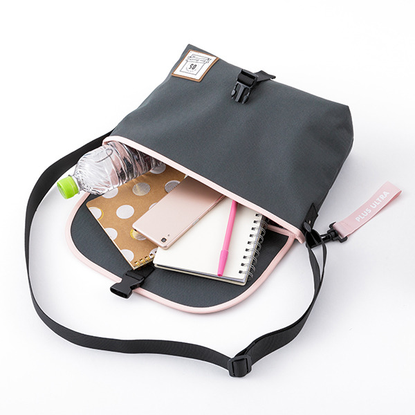 「麗日お茶子モデルショルダーバッグ 」10,800円（税別）（C）堀越耕平／集英社・僕のヒーローアカデミア製作委員会