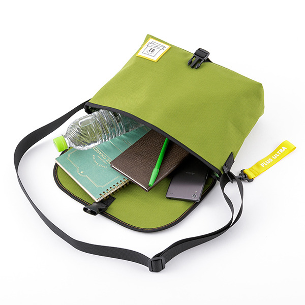 「蛙吹梅雨モデルショルダーバッグ 」10,800円（税別）（C）堀越耕平／集英社・僕のヒーローアカデミア製作委員会