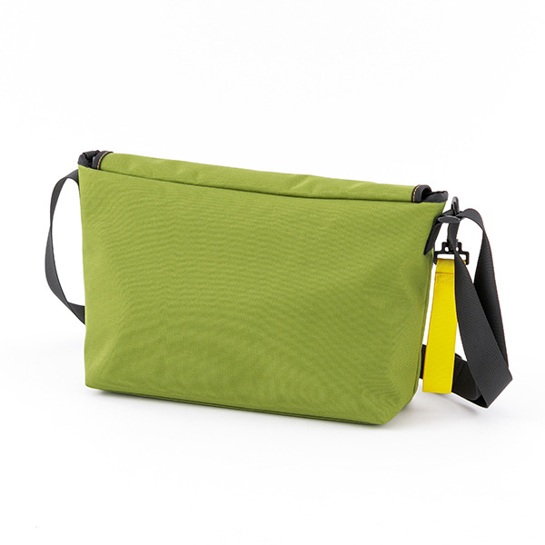 「蛙吹梅雨モデルショルダーバッグ 」10,800円（税別）（C）堀越耕平／集英社・僕のヒーローアカデミア製作委員会