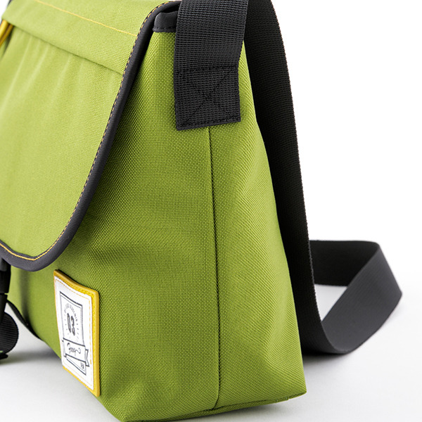 「蛙吹梅雨モデルショルダーバッグ 」10,800円（税別）（C）堀越耕平／集英社・僕のヒーローアカデミア製作委員会