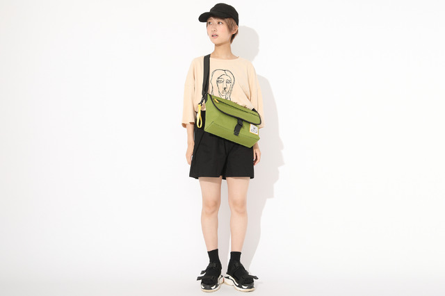 「蛙吹梅雨モデルショルダーバッグ 」10,800円（税別）（C）堀越耕平／集英社・僕のヒーローアカデミア製作委員会