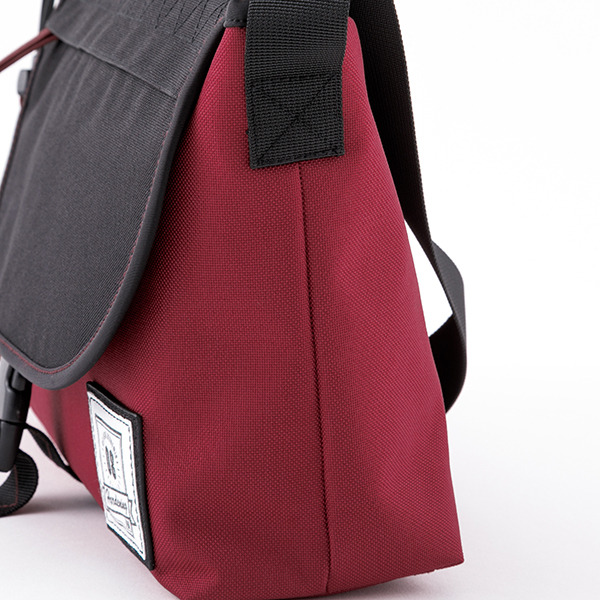 「切島鋭児郎モデルショルダーバッグ 」10,800円（税別）（C）堀越耕平／集英社・僕のヒーローアカデミア製作委員会