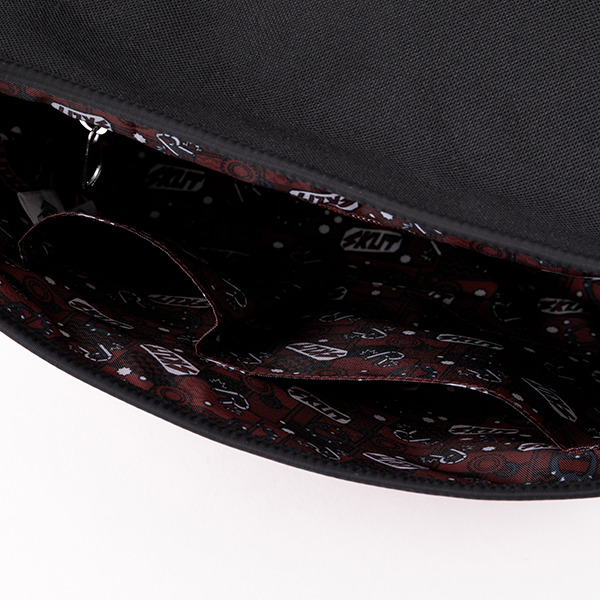 「切島鋭児郎モデルショルダーバッグ 」10,800円（税別）（C）堀越耕平／集英社・僕のヒーローアカデミア製作委員会