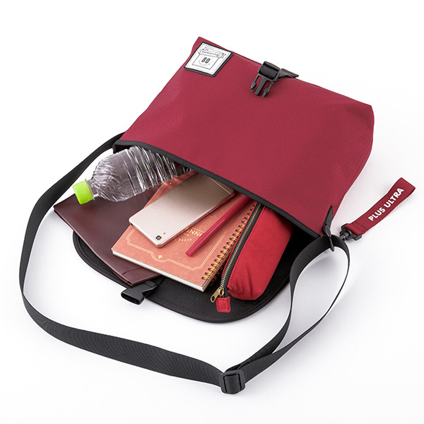 「切島鋭児郎モデルショルダーバッグ 」10,800円（税別）（C）堀越耕平／集英社・僕のヒーローアカデミア製作委員会