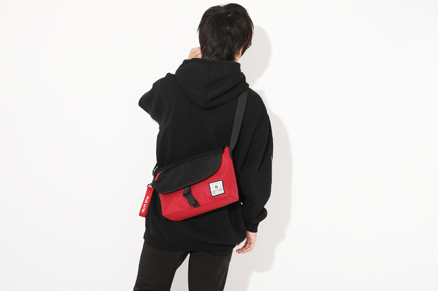 「切島鋭児郎モデルショルダーバッグ 」10,800円（税別）（C）堀越耕平／集英社・僕のヒーローアカデミア製作委員会