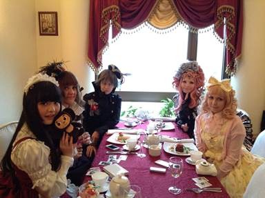 ロリータファッションの少女たちと交流