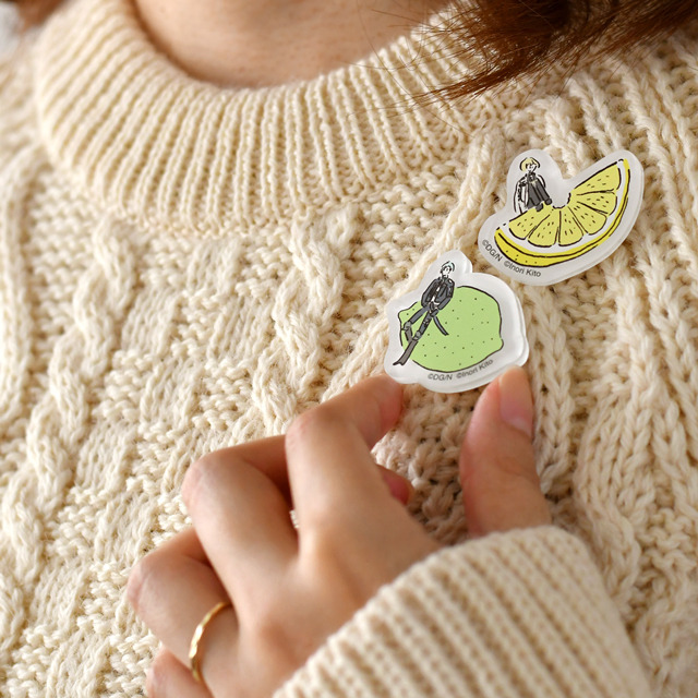 「アクリルブローチ」髭切・膝丸 各850円(C) 2015-2018 DMM GAMES/Nitroplus