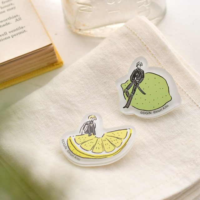 「アクリルブローチ」髭切・膝丸 各850円(C) 2015-2018 DMM GAMES/Nitroplus