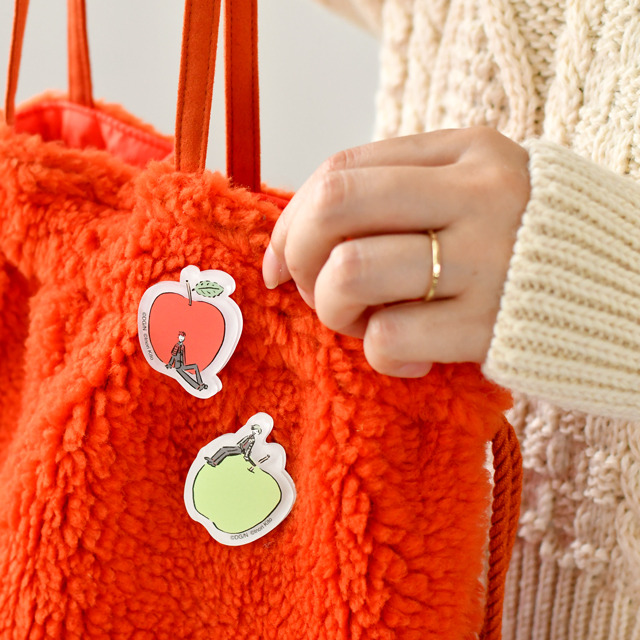 「アクリルブローチ」鶯丸・大包平 各850円(C) 2015-2018 DMM GAMES/Nitroplus