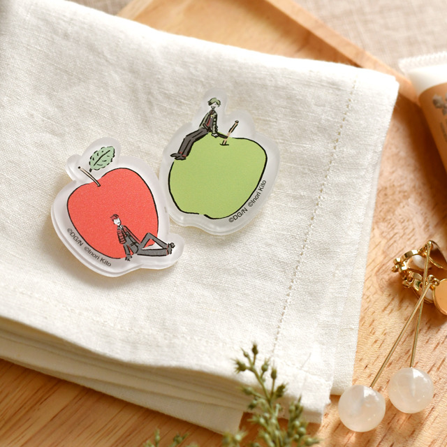 「アクリルブローチ」鶯丸・大包平 各850円(C) 2015-2018 DMM GAMES/Nitroplus