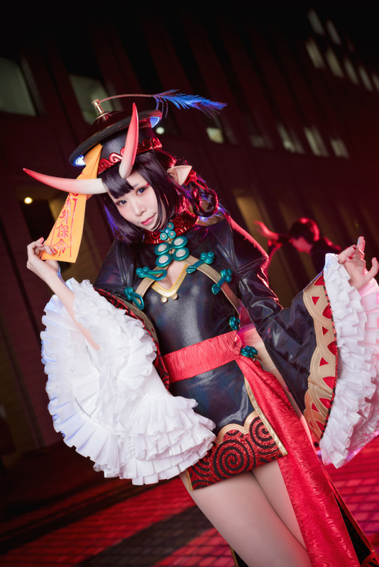 【コスプレ】人気レイヤー五木あきら、どっちのハロコスが好き？ シスター＆キョンシー姿に注目【写真39枚】