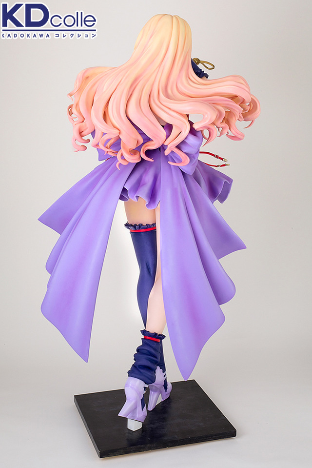 「シェリル・ノーム 等身大フィギュア」240万円（税込・送料別）（C）BIGWEST/MACROSS F PROJECT・MBS