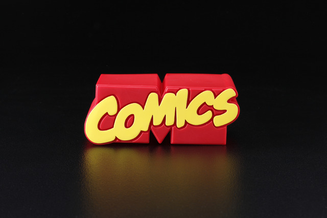 「Marvel/Marvel Comic l ロゴ T シャツ＆ロゴフィギュア」7,480 円(税込）（C） MARVEL.