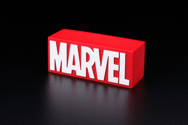 「Marvel/Marvel Comic l ロゴ T シャツ＆ロゴフィギュア」7,480 円(税込）（C） MARVEL.