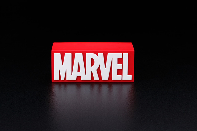 「Marvel/Marvel Comic l ロゴ T シャツ＆ロゴフィギュア」7,480 円(税込）（C） MARVEL.