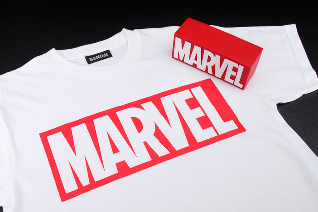 「Marvel/Marvel Comic l ロゴ T シャツ＆ロゴフィギュア」7,480 円(税込）（C） MARVEL.