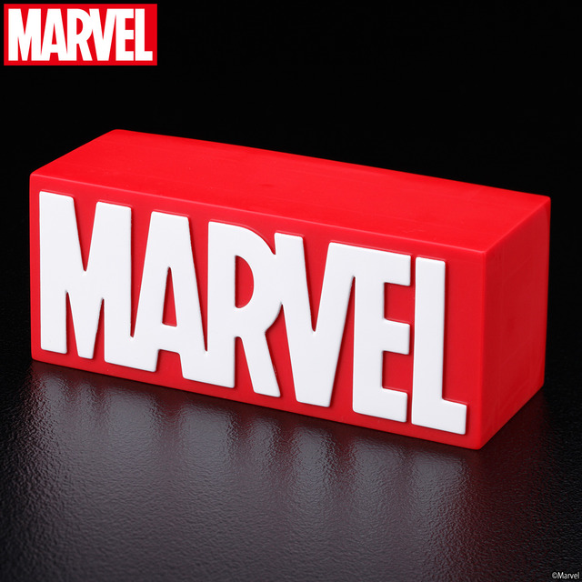 「Marvel/Marvel Comic l ロゴ T シャツ＆ロゴフィギュア」7,480 円(税込）（C） MARVEL.
